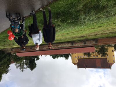 ... mit Caspar im Kinderwagen vor dem Schloss ...
