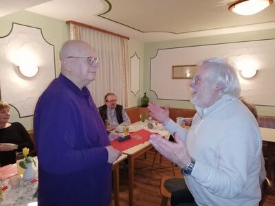 Ehrung Uli Laun durch Paul Anhorn für 40 Jahre Mitgliedschaft in der SPD